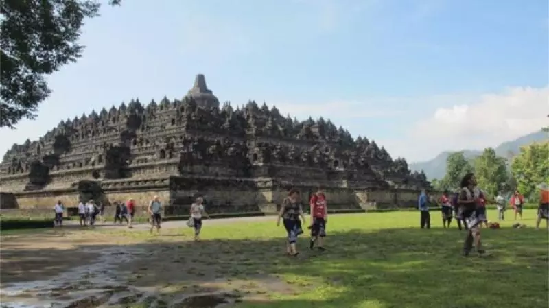 suasana candi di pagi hari